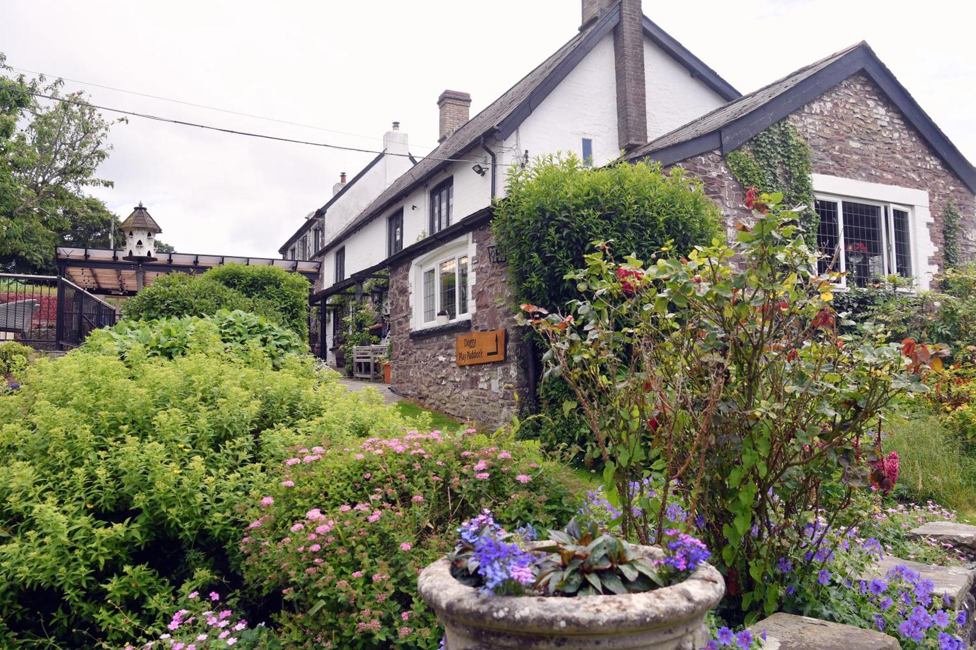 The Greyhound Inn And Hotel Usk Exterior photo